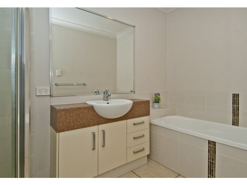 2/2 Wyndham Circuit, Holmview QLD 4207