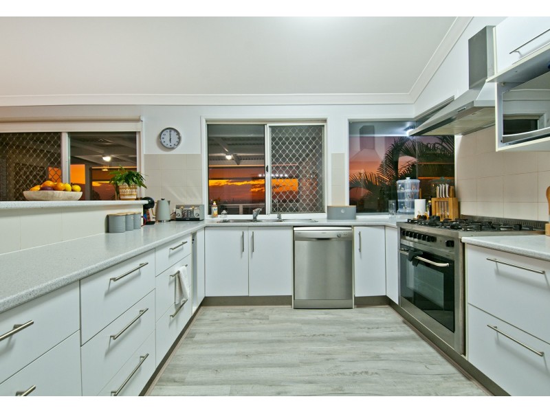 9 Valerie Close, Edens Landing QLD 4207