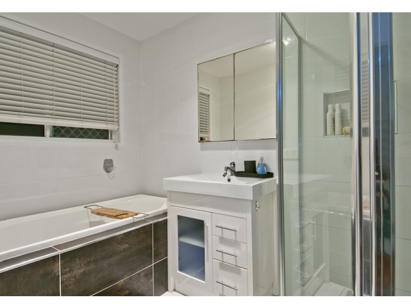 9 Valerie Close, Edens Landing QLD 4207