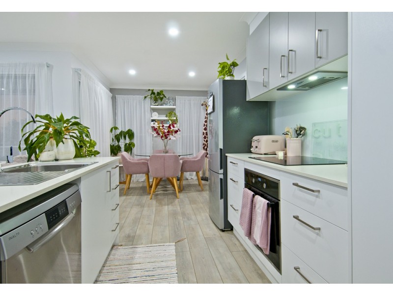 9 Valerie Close, Edens Landing QLD 4207