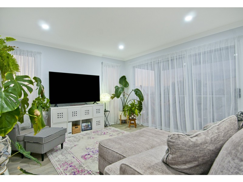 9 Valerie Close, Edens Landing QLD 4207