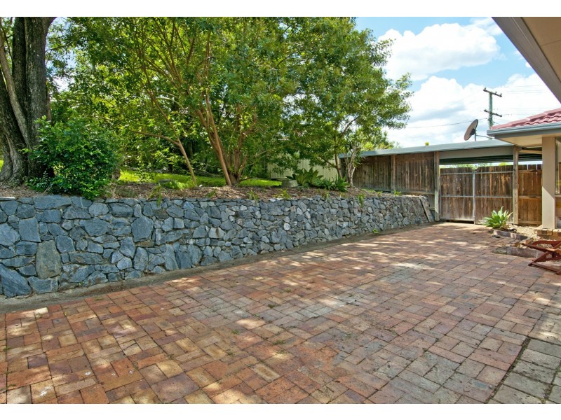 11 Clayton Drive, Edens Landing QLD 4207