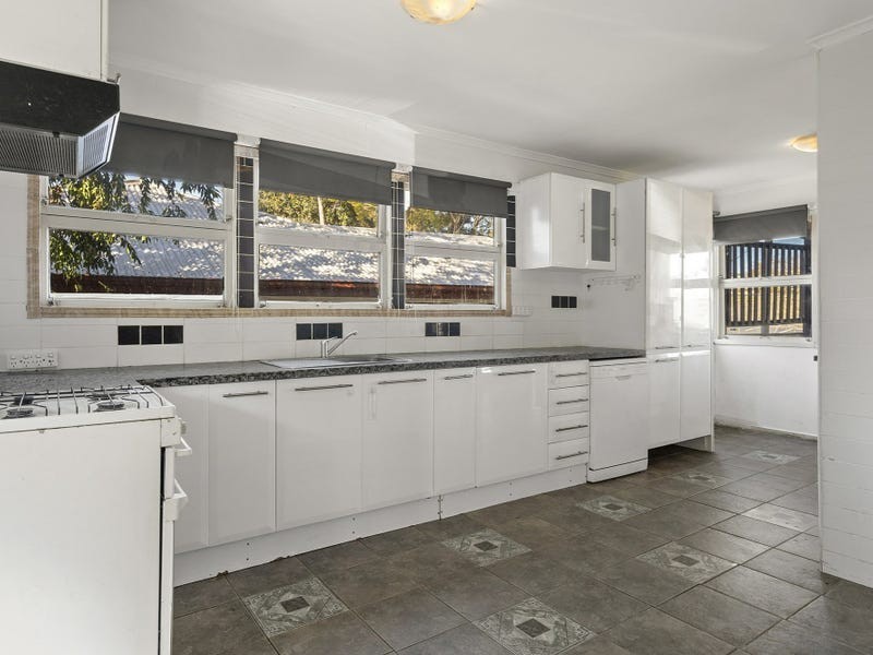 8 Wattle Street, North Booval QLD 4304