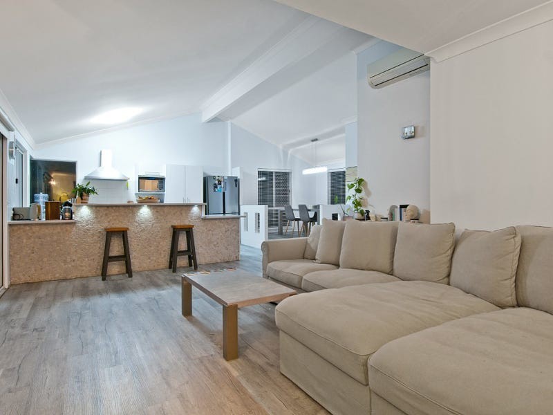 9 Valerie Close, Edens Landing QLD 4207