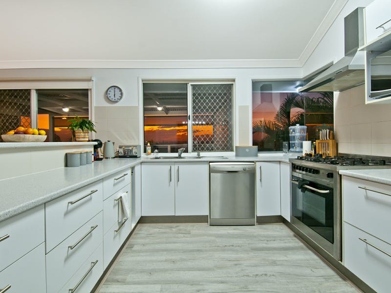 9 Valerie Close, Edens Landing QLD 4207