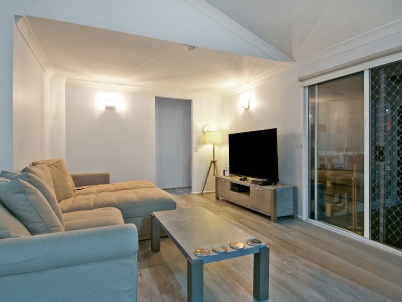 9 Valerie Close, Edens Landing QLD 4207