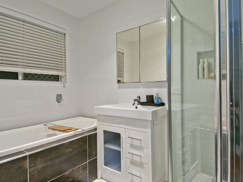 9 Valerie Close, Edens Landing QLD 4207