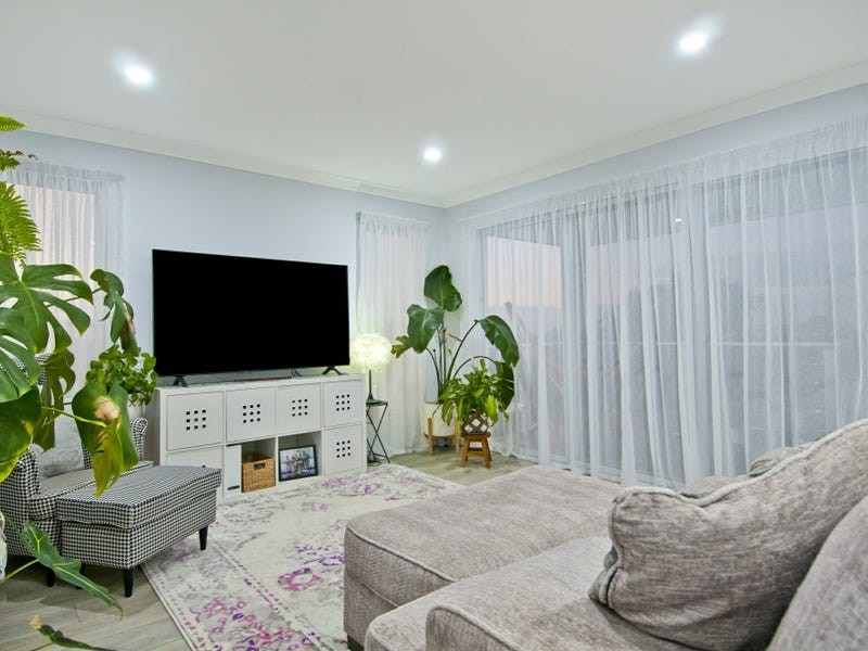 9 Valerie Close, Edens Landing QLD 4207