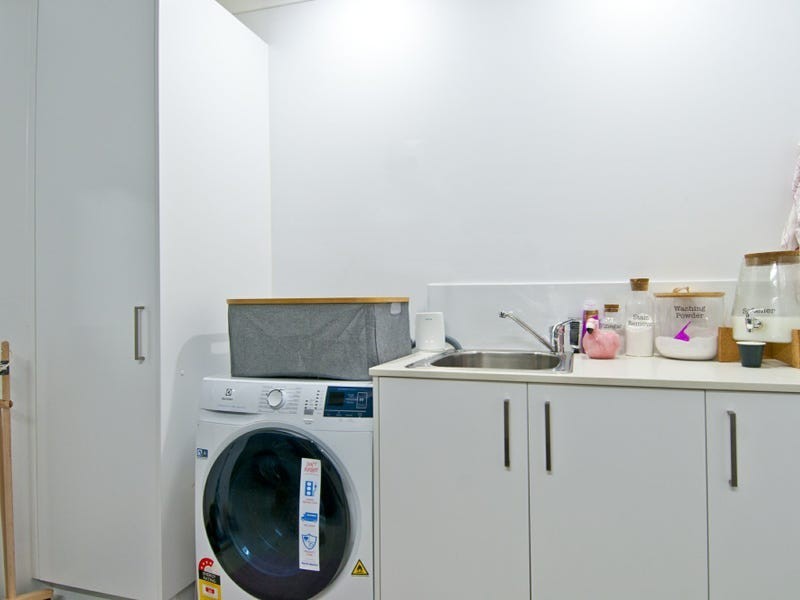 9 Valerie Close, Edens Landing QLD 4207