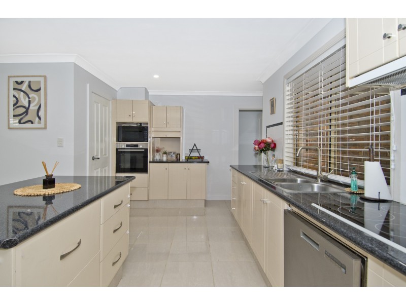 9 Duesbury Crescent, Edens Landing QLD 4207