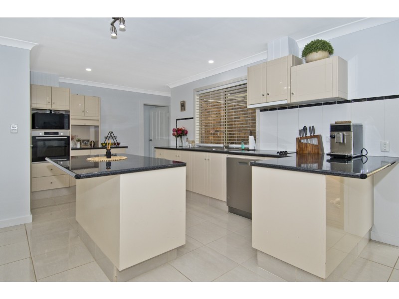 9 Duesbury Crescent, Edens Landing QLD 4207