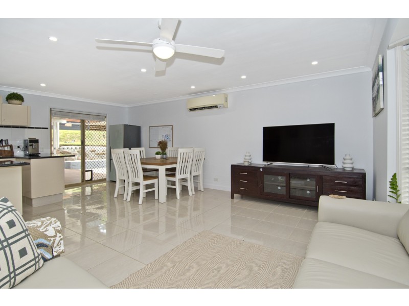 9 Duesbury Crescent, Edens Landing QLD 4207
