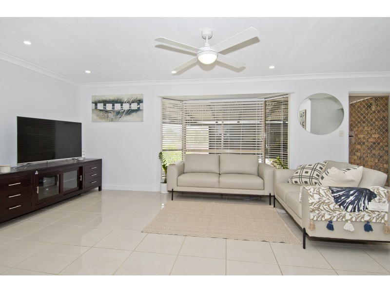 9 Duesbury Crescent, Edens Landing QLD 4207