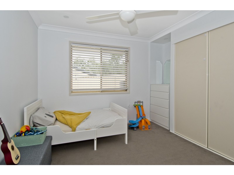 9 Duesbury Crescent, Edens Landing QLD 4207