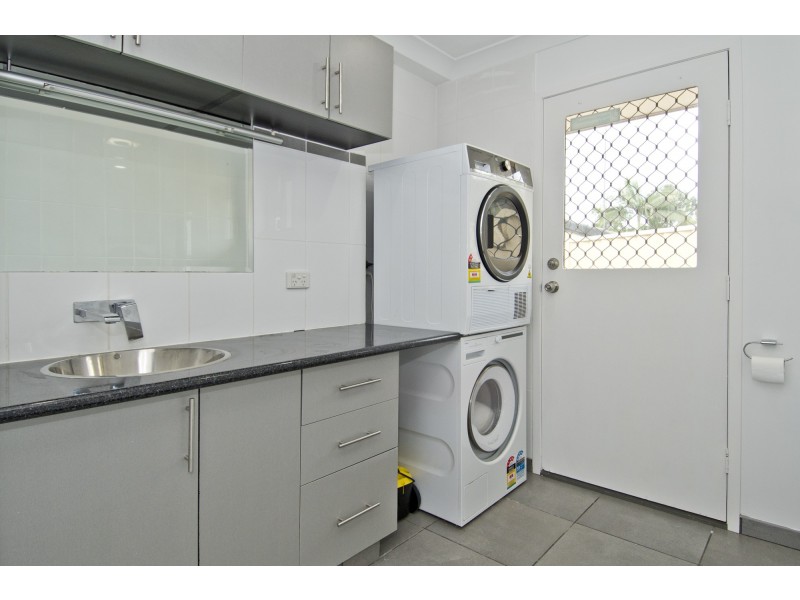 9 Duesbury Crescent, Edens Landing QLD 4207