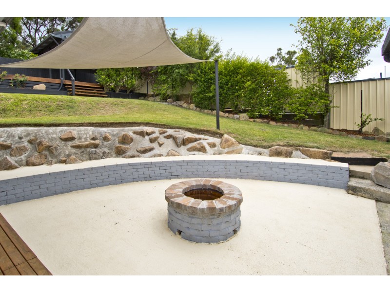 9 Duesbury Crescent, Edens Landing QLD 4207