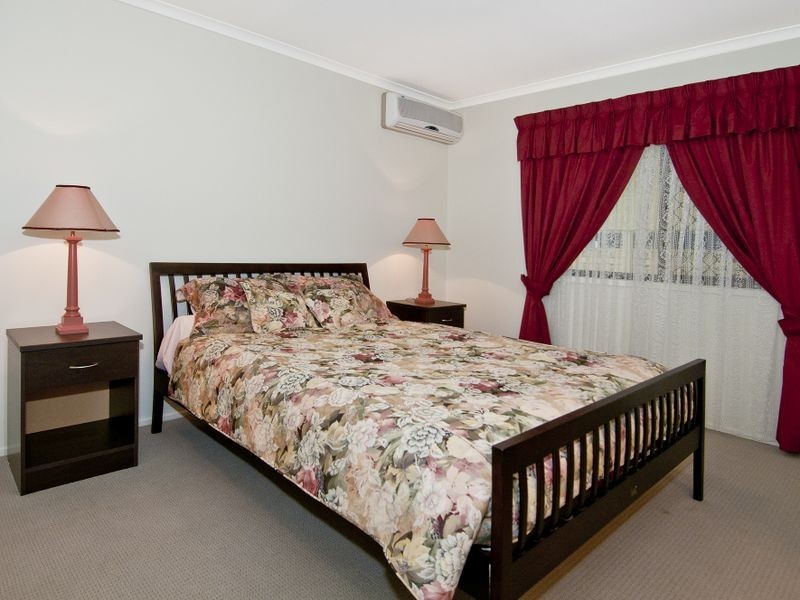 8 Cocas Court PALM LAKES RESORT, Bethania QLD 4205