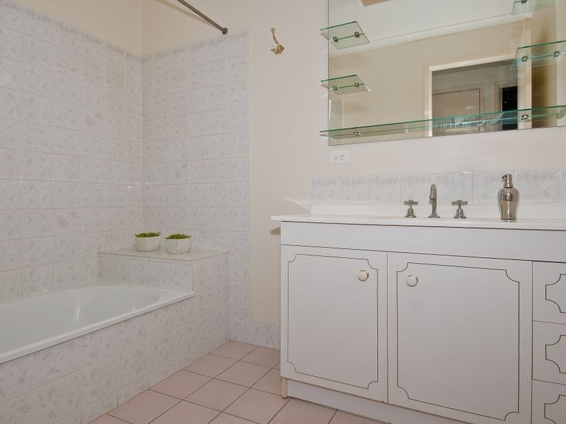 8 Cocas Court PALM LAKES RESORT, Bethania QLD 4205