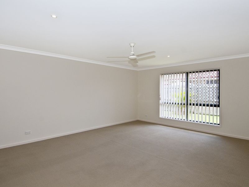 8 Schafer Ct, Edens Landing QLD 4207
