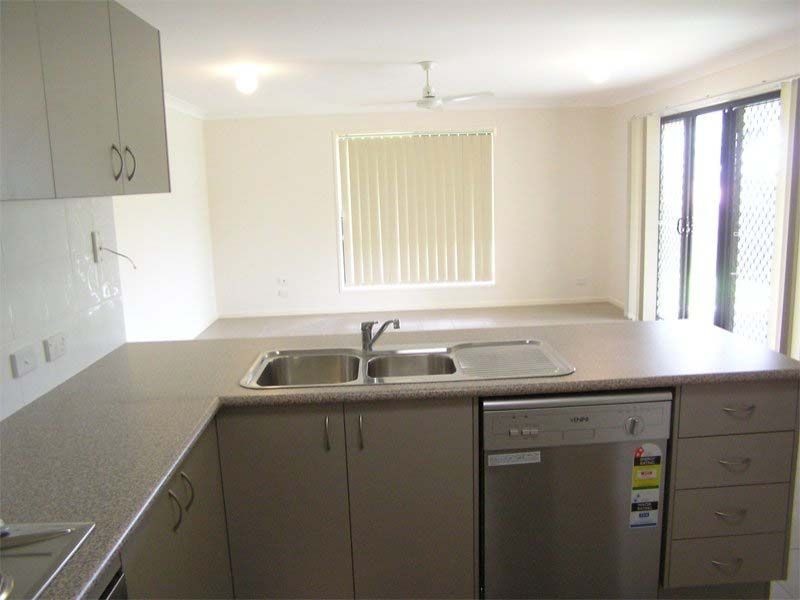 8 Schafer St, Edens Landing QLD 4207