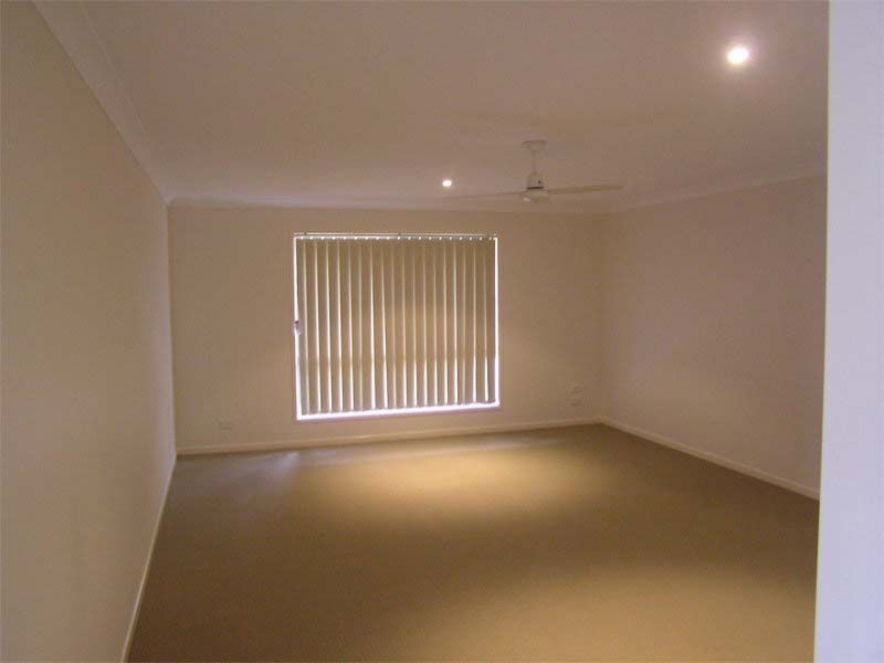8 Schafer St, Edens Landing QLD 4207