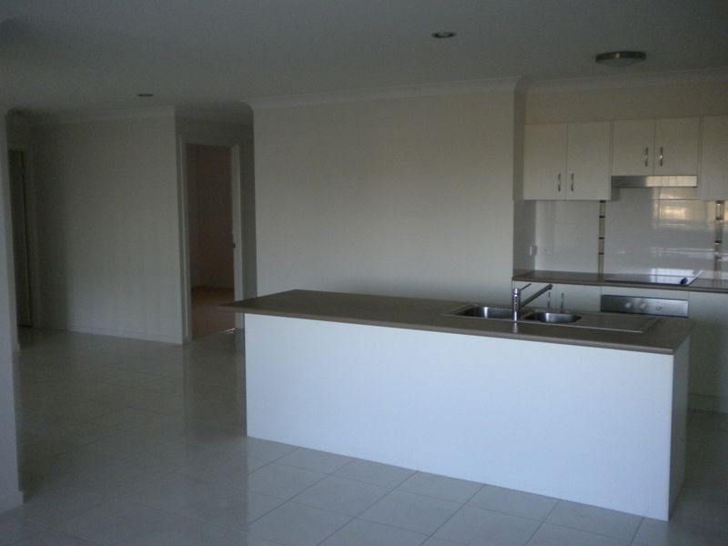 2 Crestwood Street, Windaroo QLD 4207