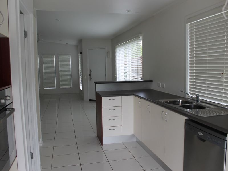 2/66 Castile Cr, Edens Landing QLD 4207