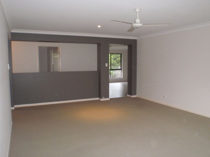 8 Schafer Court, Edens Landing QLD 4207