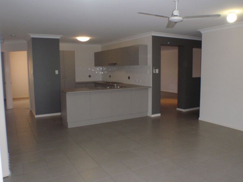 8 Schafer Court, Edens Landing QLD 4207