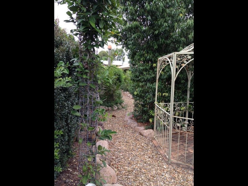 5 Vernon Place, Edens Landing QLD 4207