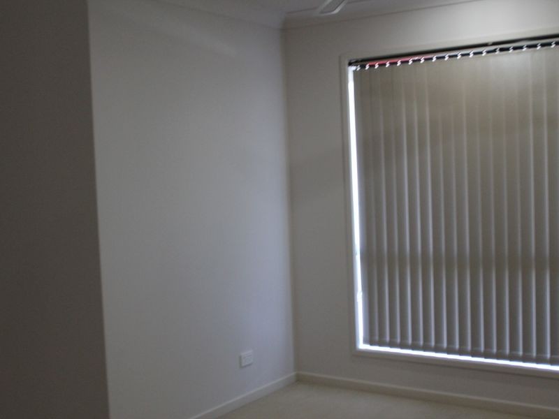 1/2 Stoneleigh Way, Holmview QLD 4207