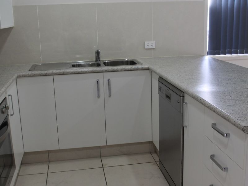 1/2 Stoneleigh Way, Holmview QLD 4207