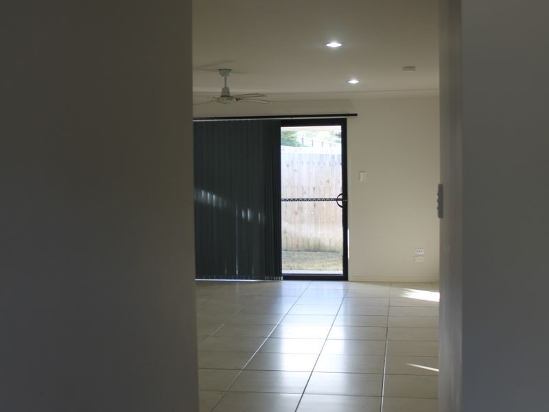 1/2 Stoneleigh Way, Holmview QLD 4207