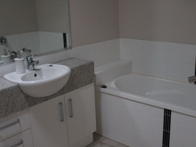 1/2 Stoneleigh Way, Holmview QLD 4207