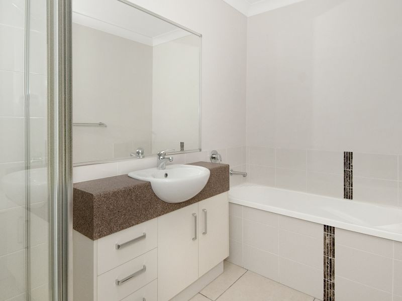 2/2 Stoneleigh Way, Holmview QLD 4207
