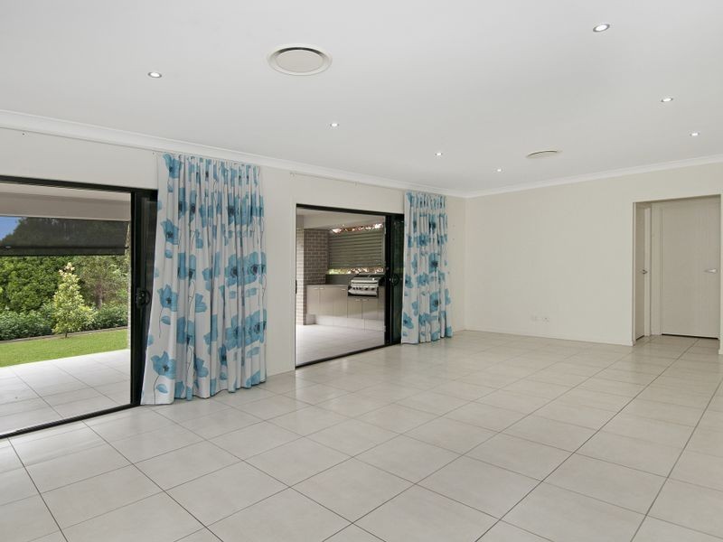 26 Pebble Beach Drive, Windaroo QLD 4207