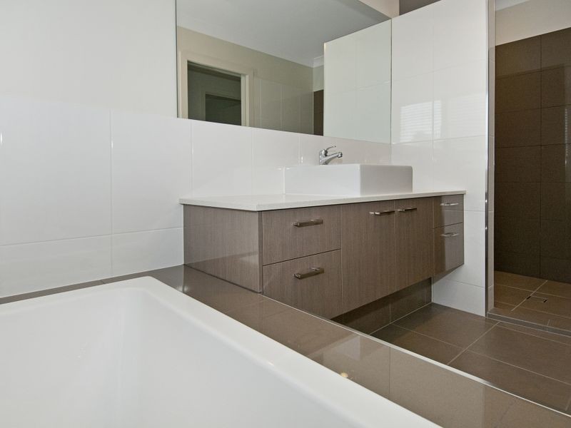 26 Pebble Beach Drive, Windaroo QLD 4207