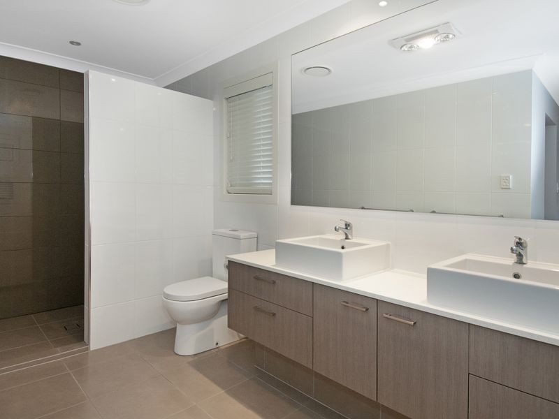 26 Pebble Beach Drive, Windaroo QLD 4207