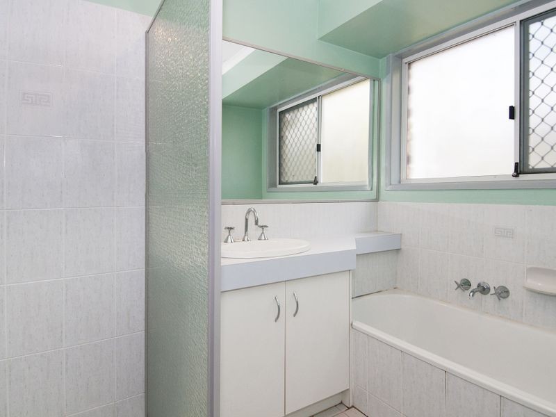 9 Clayton Drive, Edens Landing QLD 4207