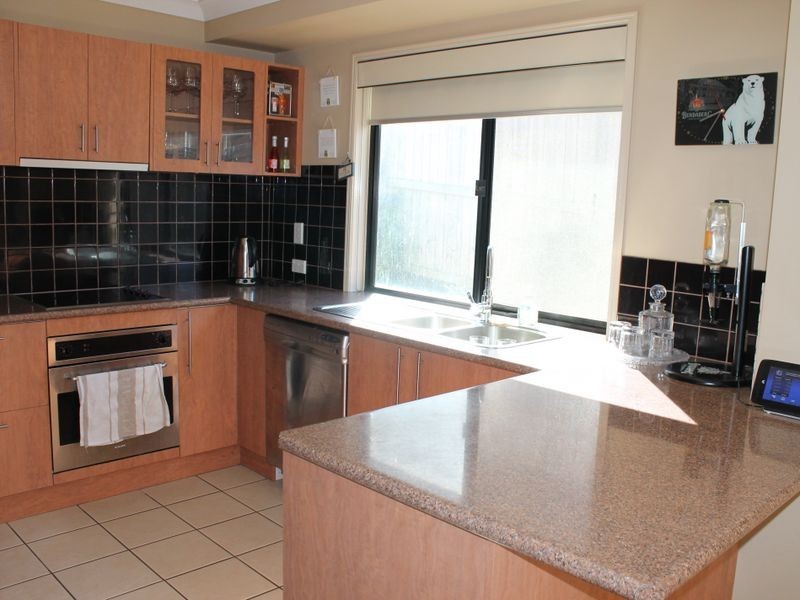 1 Bahrs Point Drive, Bahrs Scrub QLD 4207