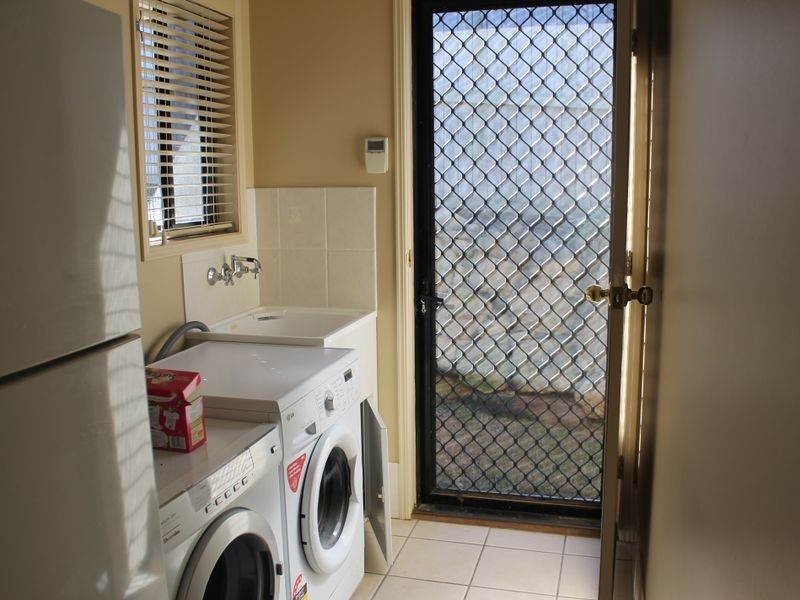 1 Bahrs Point Drive, Bahrs Scrub QLD 4207