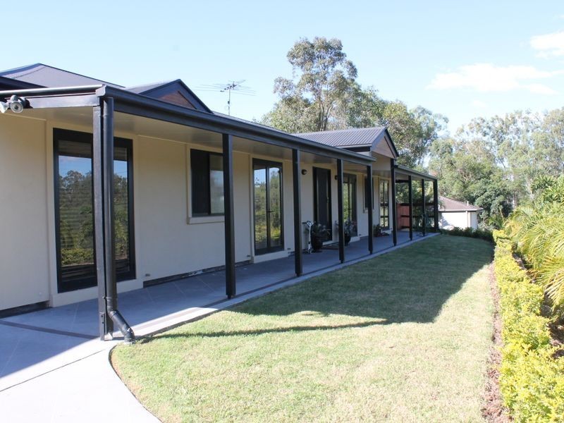 1 Bahrs Point Drive, Bahrs Scrub QLD 4207