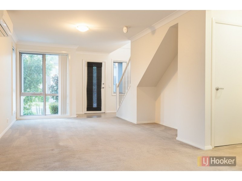 32 Sovereign Circuit, Glenfield NSW 2167