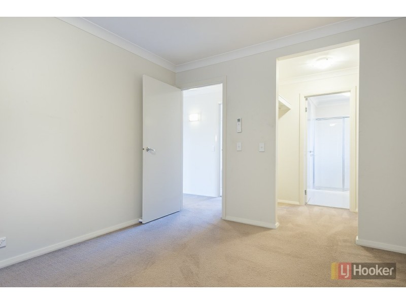 32 Sovereign Circuit, Glenfield NSW 2167