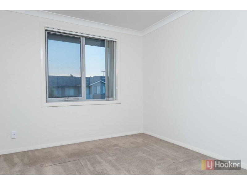 32 Sovereign Circuit, Glenfield NSW 2167
