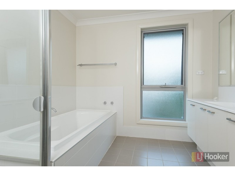 32 Sovereign Circuit, Glenfield NSW 2167