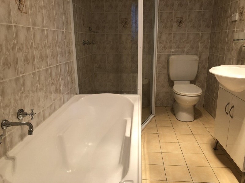 1/250 Harrow Road, Glenfield NSW 2167