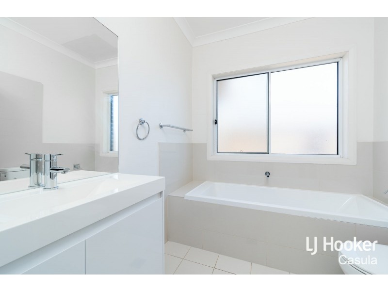 29 Woodroffe Street, Minto NSW 2566