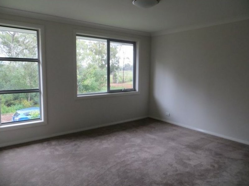 7 Three Bees Drive, Glenfield NSW 2167