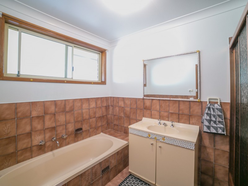 61 Lorenzo Crescent, Rosemeadow NSW 2560